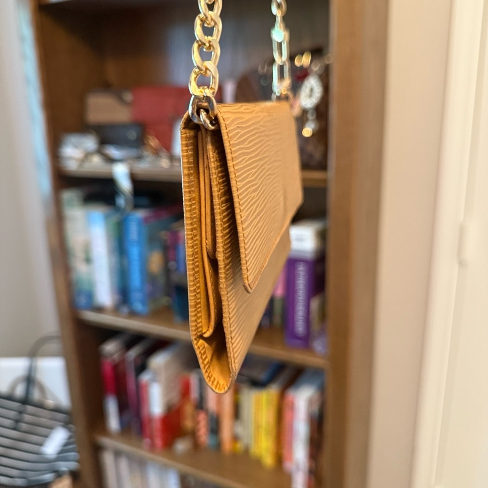 Pre-loved Authentic Louis Vuitton Tan Epi Leather Clutch - Picture 4 of 14
